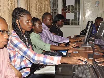 在线轰炸机电话软件